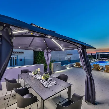 Luka Apartment *