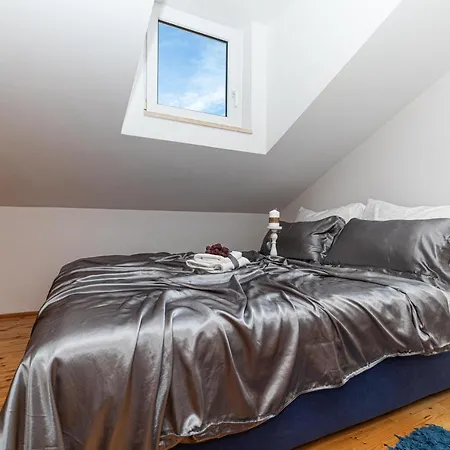 Luka Apartment *